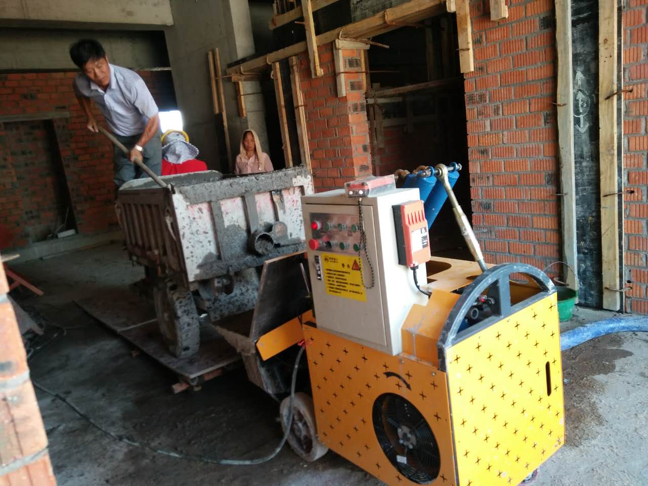 二次結(jié)構(gòu)柱輸送泵價格設備施工現(xiàn)場